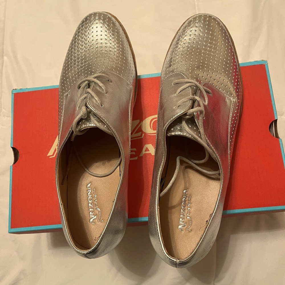 Women’s Arizona Kalli Silver shoes. 10M New in original box.